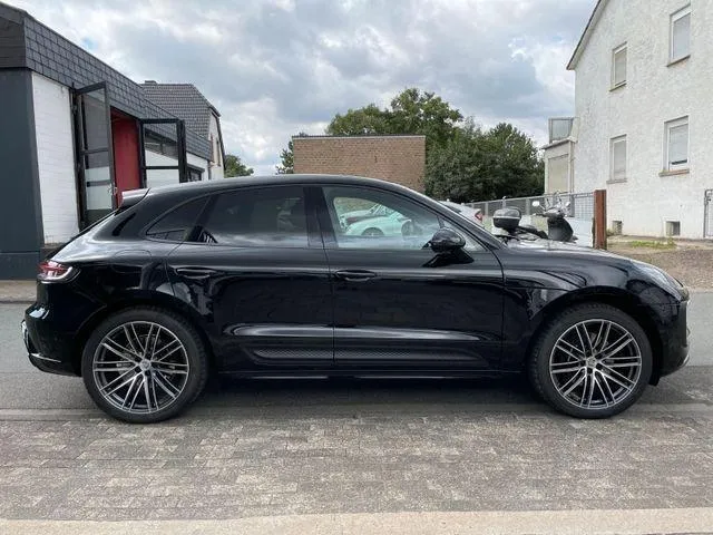 PORSCHE Macan Image 2